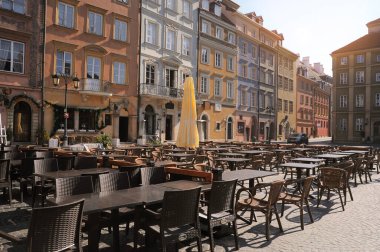 POLAND - 22 Mart 2022: açık teraslı modern kafenin güzel manzarası