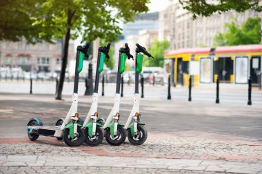 Şehir caddesinde elektrikli scooter 'lar. Kiralama servisi