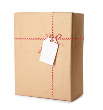 Kraft kağıdına sarılı hediye kutusu beyaz üzerine yay ve etiket ile izole