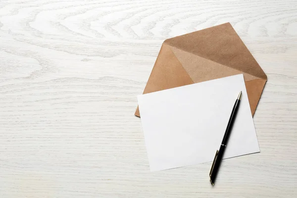 Envelope Com Cartão Papel Branco Caneta Mesa Madeira Branca Flat — Fotografia de Stock