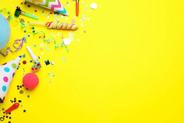 Platte Lay Compositie Met Partyhoeden Andere Feestelijke Items Gele Achtergrond — Stockfoto