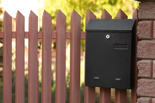 Черный Металлический Почтовый Ящик Заборе — стоковое фото
