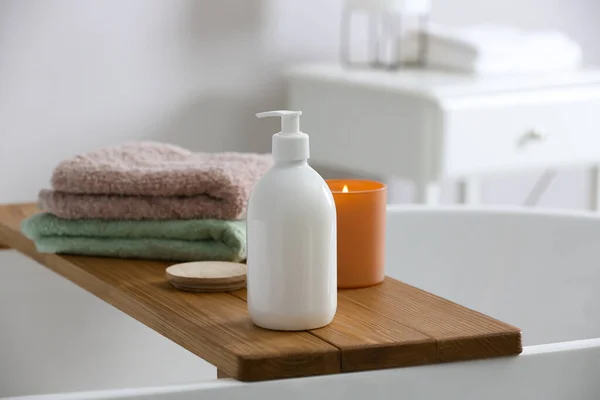 Tray Bottle Bubble Bath Towels Candle Tub Bathroom — Stock Photo, Image