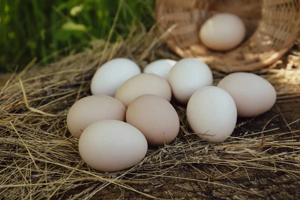 Frische Rohe Eier Und Stroh Auf Holzoberfläche Freien Nahaufnahme — Stockfoto