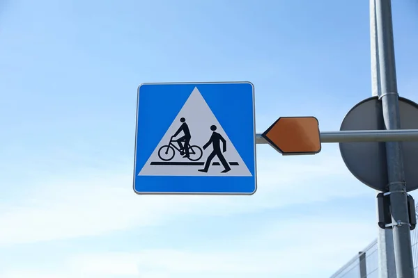 Sinal Estrada Pedestre Passagem Bicicleta Contra Céu Azul — Fotografia de Stock