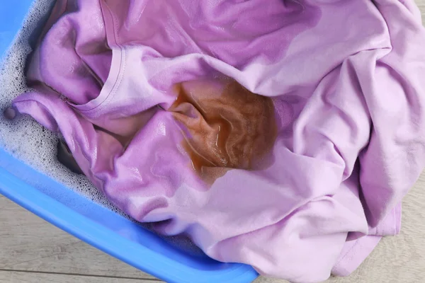 Beyaz ahşap yüzeyli, üst manzaralı bir leğen. El yıkama.