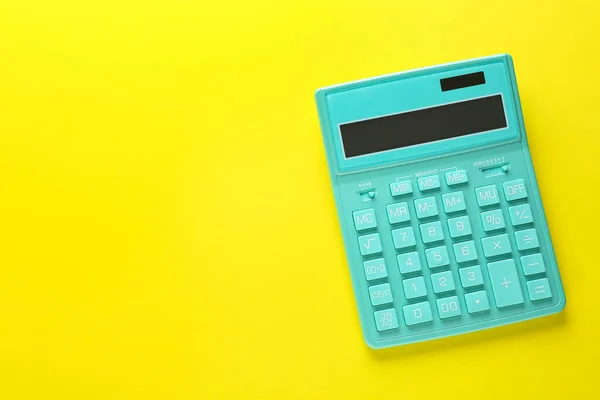 黄色の背景に現代の電卓 トップビュー テキストのスペース — ストック写真