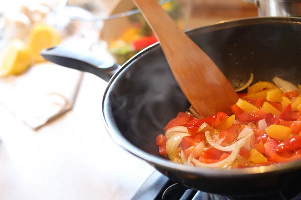 在炉灶上的油锅里烹调新鲜蔬菜 案文的篇幅 — 图库照片