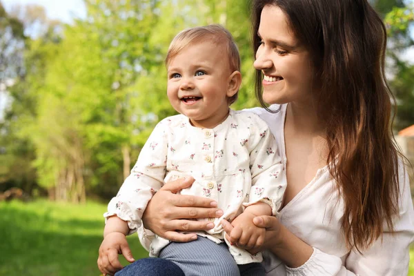 Lycklig Mor Med Sin Söta Bebis Parken Solig Dag — Stockfoto
