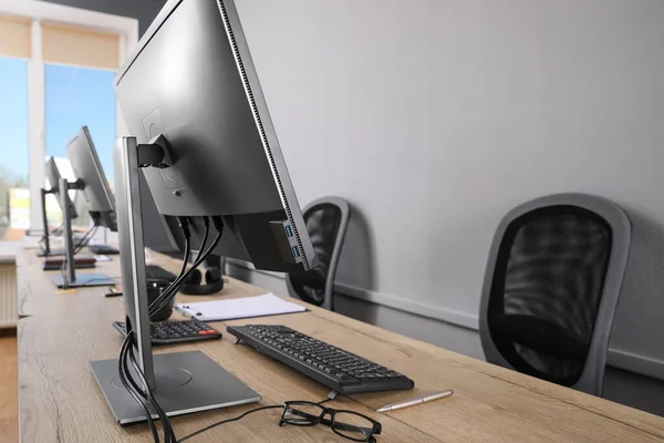 Offene Büroräume Moderne Arbeitsplätze Mit Computern Nahe Hellgrauer Wand — Stockfoto