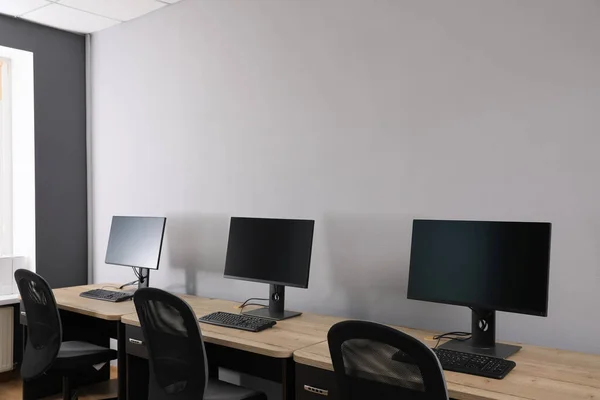 Otevřít Interiér Kanceláře Moderní Pracoviště Počítači Blízkosti Světle Šedé Stěny — Stock fotografie