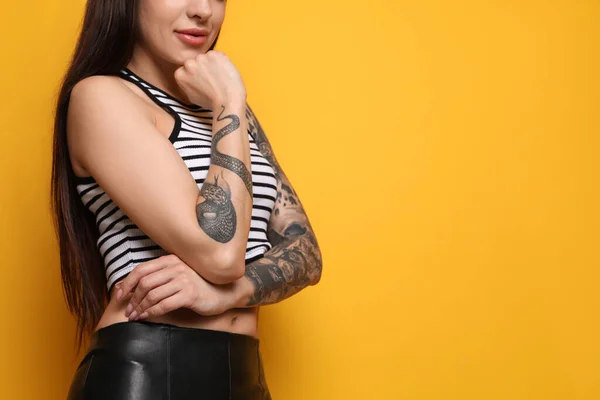 Piękna Kobieta Tatuażami Ramionach Żółtym Tle Zbliżenie Miejsce Tekst — Zdjęcie stockowe
