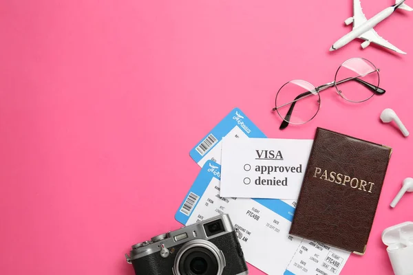 Επίπεδη Σύνθεση Lay Διαβατήριο Και Εισιτήρια Ροζ Φόντο Χώρος Για — Φωτογραφία Αρχείου