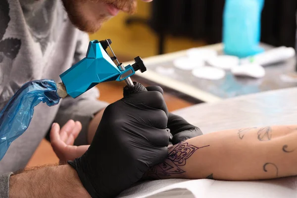 Artista Profesional Haciendo Tatuaje Mano Salón Primer Plano — Foto de Stock