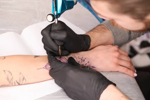 Artista Profesional Haciendo Tatuaje Mano Mesa Primer Plano — Foto de Stock