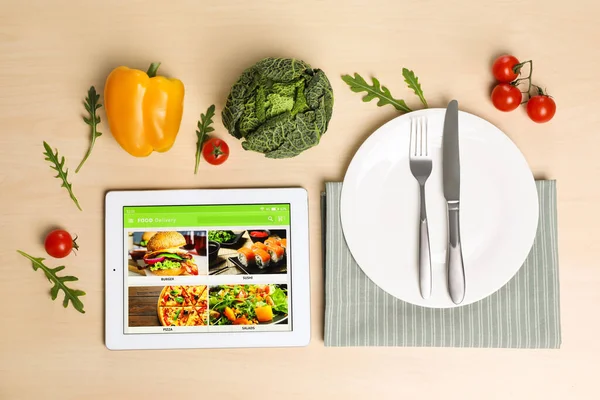 Nowoczesna Tabletka Otwartą Stroną Zamawiania Żywności Online Warzywa Przyprawy Talerz — Zdjęcie stockowe