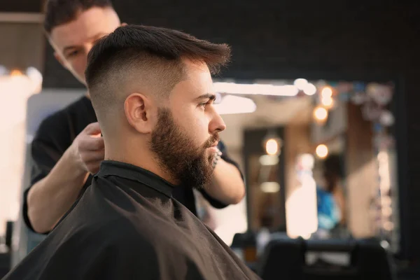 Cabeleireiro Profissional Trabalhando Com Cliente Barbearia — Fotografia de Stock