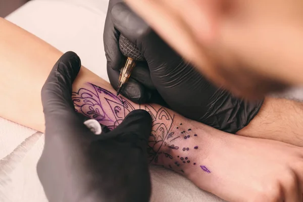 Artista Profesional Haciendo Tatuaje Mano Mesa Primer Plano — Foto de Stock