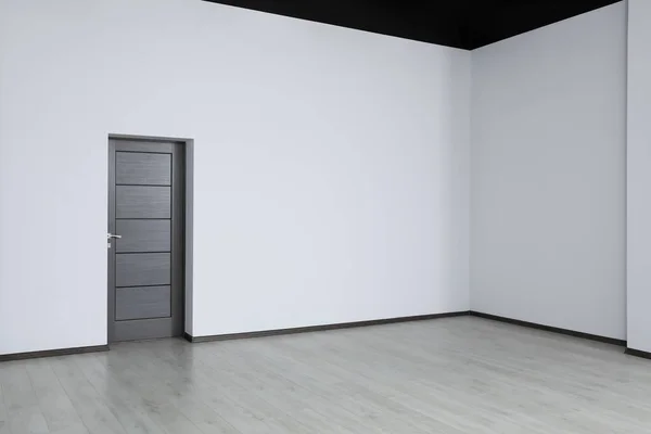 Пустой Офис Тёмной Деревянной Дверью Дизайн Интерьера — стоковое фото