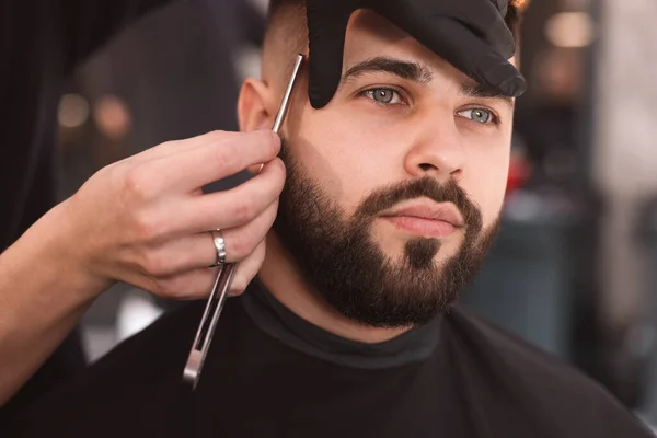 Cabeleireiro Profissional Trabalhando Com Cliente Barbearia Close — Fotografia de Stock