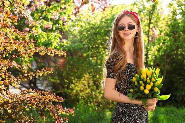 Schöne Teenager Mädchen Mit Strauß Gelber Tulpen Park Einem Sonnigen — Stockfoto