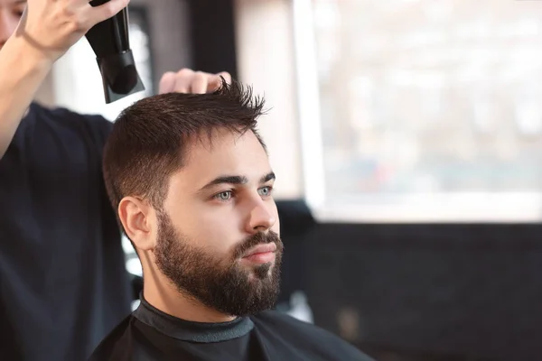 Cabeleireiro Profissional Trabalhando Com Cliente Barbearia — Fotografia de Stock