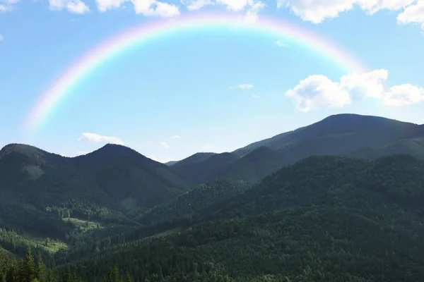 Malerische Berglandschaft Und Schöner Regenbogen Himmel — Stockfoto