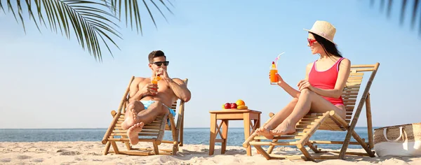 Pareja Con Bebidas Descansando Soleada Playa Del Resort Diseño Banner — Foto de Stock