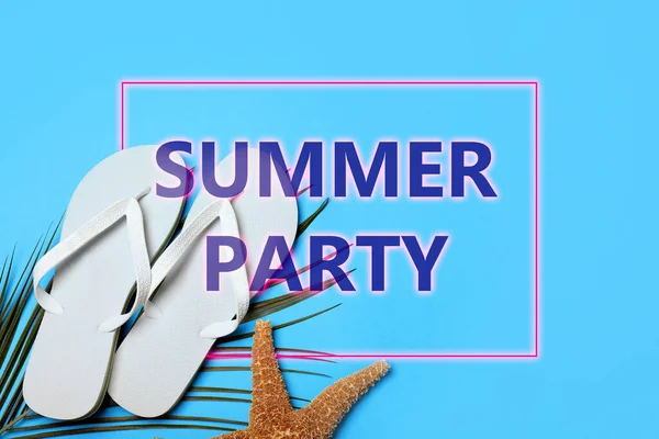 淡蓝色背景上的时髦的翻筋鱼和海星 平坦的躺着 暑期派对 — 图库照片
