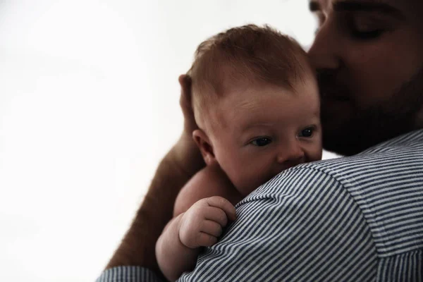 Pai Com Seu Bebê Recém Nascido Fundo Branco Close — Fotografia de Stock