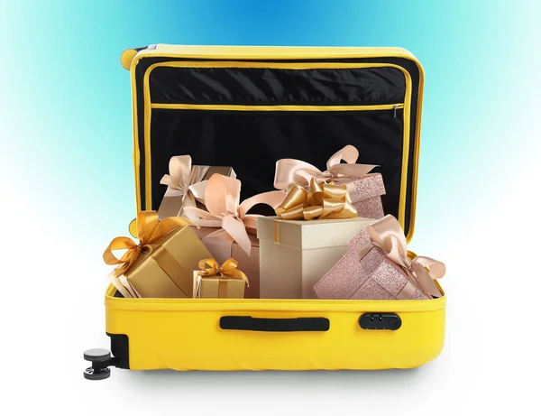 Schöne Geschenkboxen Gelben Koffer Auf Farbigem Hintergrund — Stockfoto