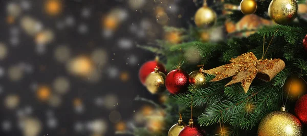 Bellissimo Albero Natale Con Brillanti Gingilli Contro Luci Sfocate Sfondo — Foto Stock