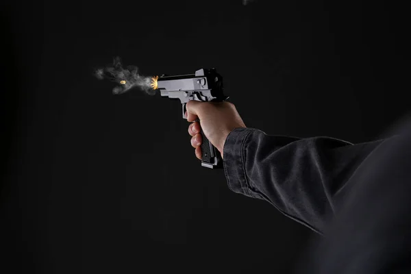 Hombre Disparando Desde Arma Sobre Fondo Negro Primer Plano —  Fotos de Stock