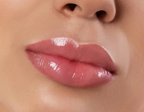 Mujer Con Hermosos Labios Perfectos Después Del Procedimiento Maquillaje Permanente — Foto de Stock