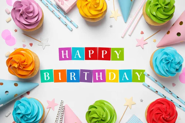 Gefeliciteerd Met Verjaardag Platte Lay Compositie Met Kleurrijke Cupcakes Witte — Stockfoto