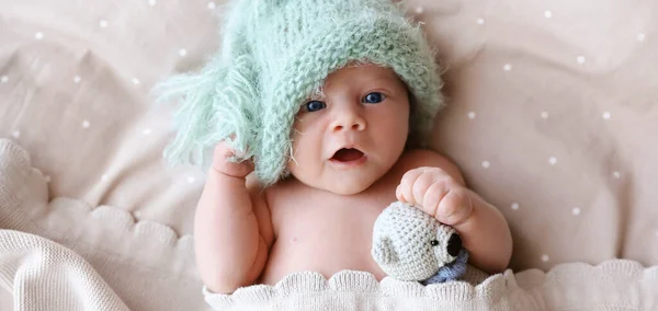 Милый Новорожденный Ребенок Теплой Шляпе Игрушкой Лежащей Кровати Вид Сверху — стоковое фото