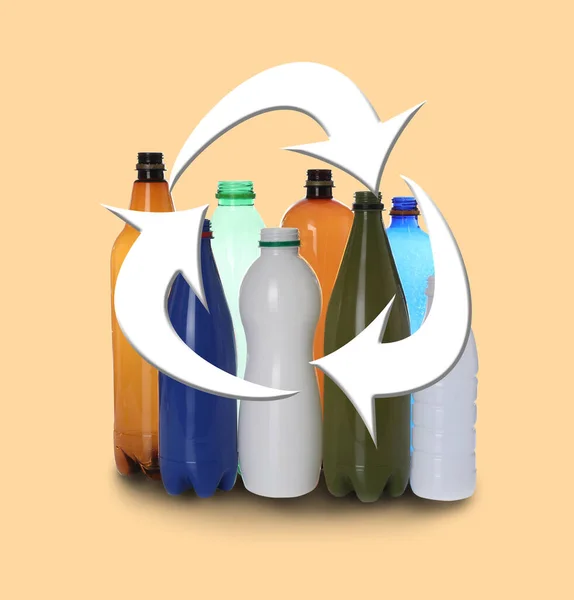 Ilustracja Symbolu Recyklingu Pustych Plastikowych Butelek Beżowym Tle — Zdjęcie stockowe