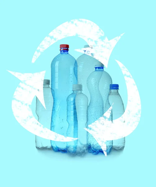 Ілюстрація Символу Переробки Порожніх Пластикових Пляшок Бірюзовому Фоні — стокове фото