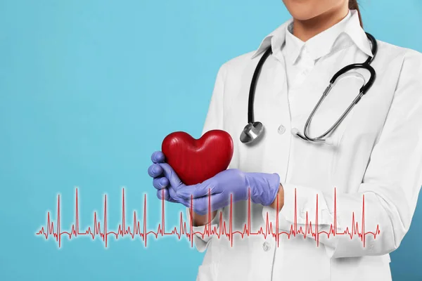 Vista Perto Médico Com Estetoscópio Segurando Coração Vermelho Ilustração Cardiograma — Fotografia de Stock