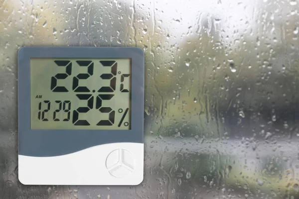 Digital Hygrometer Med Termometer Glas Med Vattendroppar Plats För Text — Stockfoto