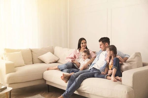 Happy Rodina Odpočívá Pohodlné Pohovce Obývacím Pokoji — Stock fotografie