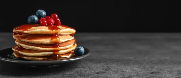 Pile Crêpes Savoureuses Avec Des Baies Sirop Sur Table Espace — Photo