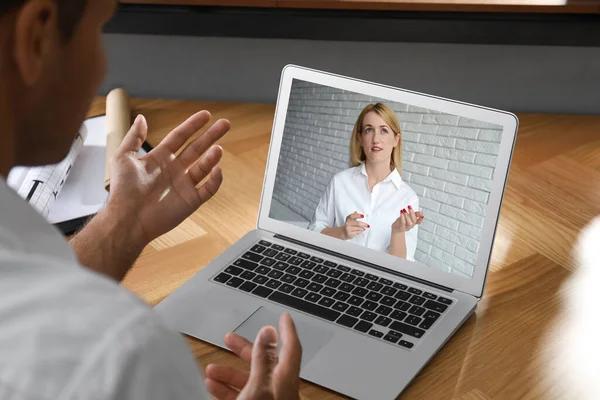 Mann Unterhält Sich Mit Schöner Frau Videochat Auf Laptop Holztisch — Stockfoto