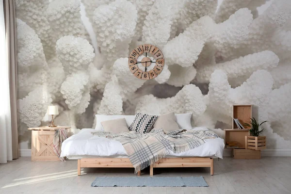 睡房内饰有白色珊瑚图案的漂亮墙纸 — 图库照片