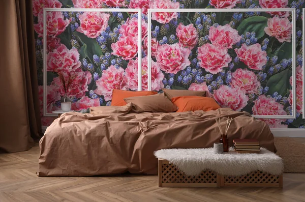 Krásné Tapety Obrázkem Kvetoucích Květin Ložnici Interiér — Stock fotografie