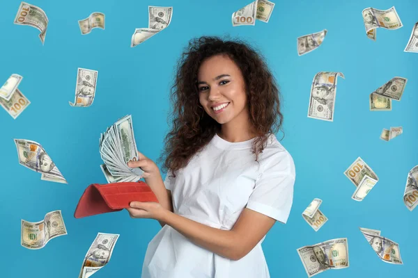 Feliz Joven Afroamericana Mujer Con Dinero Caída Dólares Estadounidenses Sobre —  Fotos de Stock