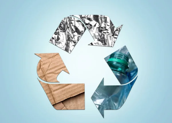 Symbole Recyclage Feuille Froissée Bouteilles Plastique Carton Sur Fond Bleu — Photo