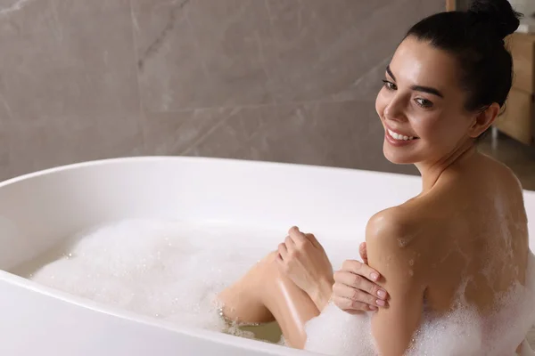 Mujer Tomando Baño Con Gel Ducha Interior —  Fotos de Stock