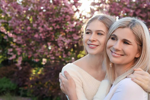 Lycklig Mor Med Sin Dotter Tillbringa Tid Tillsammans Parken Solig — Stockfoto