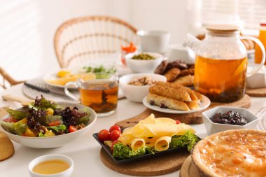 Brunch için açık büfe masasında birçok farklı yemek sunuluyor.